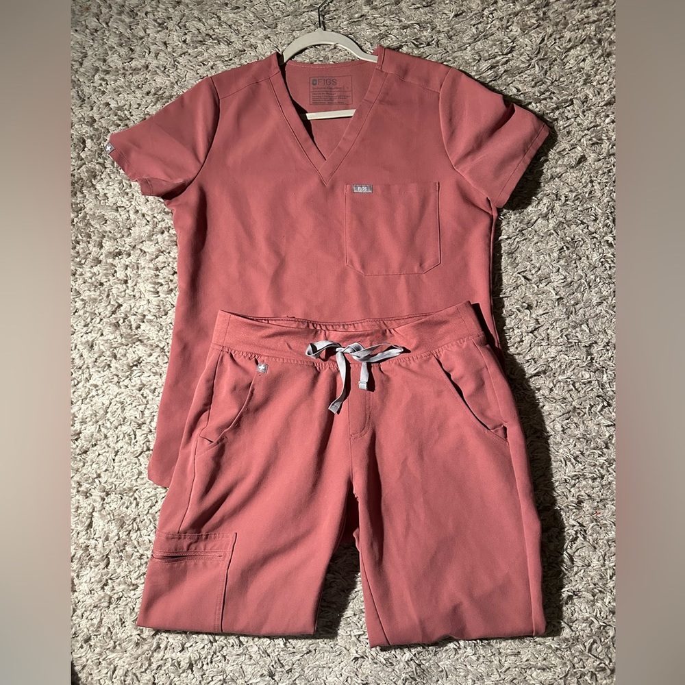 FIGS Mauve Scrub Set (Small Top + Small Petite Joggers)